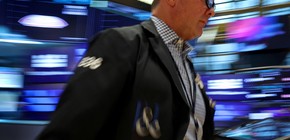 Caen acciones y bonos argentinos debido a aumentos en el riesgo país y en el dólar