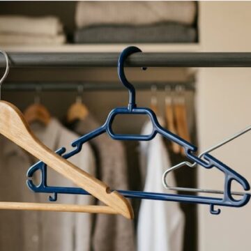 imagen-292 ¿Cuál es la mejor opción de perchas para cuidar la ropa: madera, metal o plástico?