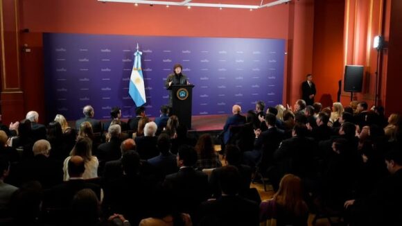 Milei anuncia reformas en el Banco Central ante legisladores de La Libertad Avanza