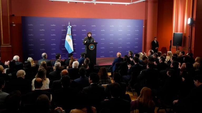 imagen-9 Milei anuncia reformas en el Banco Central ante legisladores de La Libertad Avanza