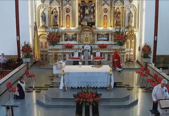 Un sacerdote interrumpe la misa debido al terremoto en Colombia: «Es momento de evacuar»