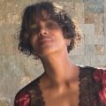 Halle Berry celebra sus 60 años con un estilo audaz y transparente