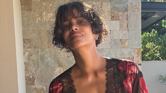 Halle Berry celebra sus 60 años con un estilo audaz y transparente