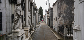 Cementerio de la recoleta Retiro de féretros en bóveda de Recoleta para abrir un local comercial