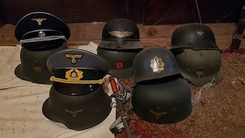 Descubren un arsenal militar y objetos nazis en la casa de un octogenario tras un llamado al SAME