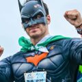 Corre maratones vestido de Batman para rendir homenaje a víctimas de Hamas en Israel