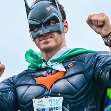imagen-238 Corre maratones vestido de Batman para rendir homenaje a víctimas de Hamas en Israel
