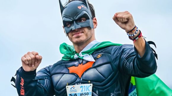 imagen-238 Corre maratones vestido de Batman para rendir homenaje a víctimas de Hamas en Israel