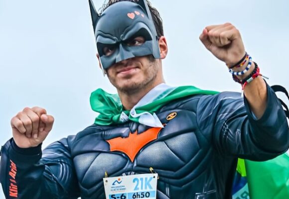 imagen-238 Corre maratones vestido de Batman para rendir homenaje a víctimas de Hamas en Israel