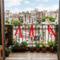 La tradición de colgar cintas rojas en septiembre: significado y recomendaciones desde el Feng Shui