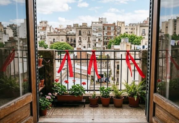 La tradición de colgar cintas rojas en septiembre: significado y recomendaciones desde el Feng Shui