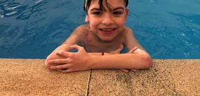 El agua como símbolo de libertad para un niño con atrofia muscular espinal