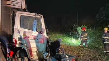 Siete personas pierden la vida en un accidente entre un auto y un camión en la Ruta 192