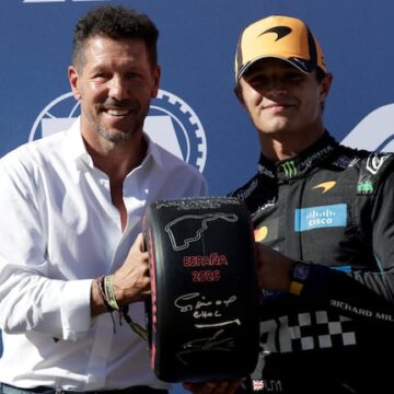 imagen-141 Lando Norris recibe el trofeo de la pole position de manos de Diego Simeone