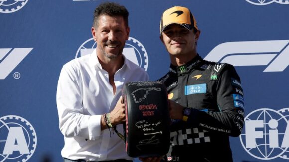 imagen-141 Lando Norris recibe el trofeo de la pole position de manos de Diego Simeone
