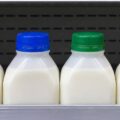 Interpretación de los colores de las tapas de leche en los supermercados