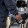 Aumentan precios de combustibles en Argentina, excepto YPF