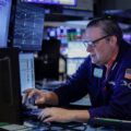 El riesgo país alcanza casi 570 puntos y el dólar oficial se sitúa en $1540