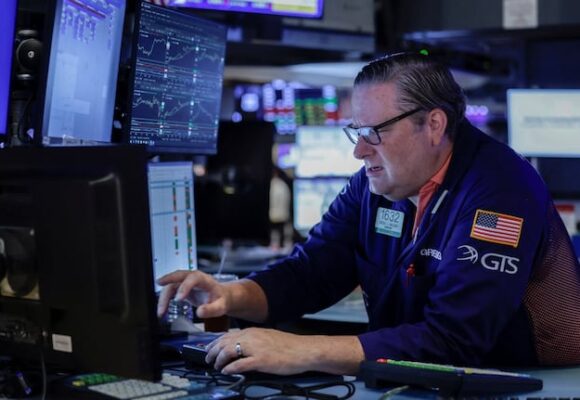 imagen-256 El riesgo país alcanza casi 570 puntos y el dólar oficial se sitúa en $1540