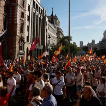 Multitudinaria marcha en Madrid exigió elecciones anticipadas contra Pedro Sánchez