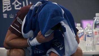 imagen-302 Novak Djokovic consigue una victoria tras tres meses de inactividad, pero enfrenta nuevos desafíos de salud