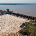 Suspensión de visitas a la represa de Yacyretá por lluvias y crecida del Paraná