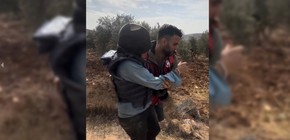 imagen-139 Colonos israelíes agreden brutalmente a fotógrafa de The Washington Post: «Sin mi chaleco y casco no estaría viva»