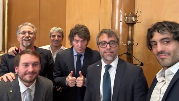imagen-213 El Gobierno busca opciones para asegurar el pago de la deuda en 2027 mientras espera el apoyo del FMI
