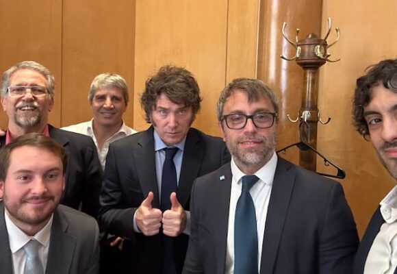 imagen-213 El Gobierno busca opciones para asegurar el pago de la deuda en 2027 mientras espera el apoyo del FMI