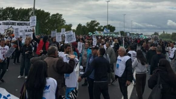 imagen-240 Se restablece la circulación en la autopista Buenos Aires-La Plata tras protesta de trabajadores municipales