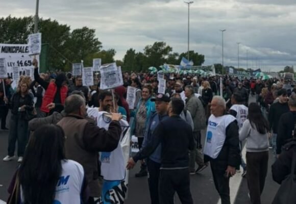 imagen-240 Se restablece la circulación en la autopista Buenos Aires-La Plata tras protesta de trabajadores municipales