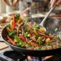 Expertos en cocina sugieren que la salsa de soja es clave para realzar el sabor de las verduras salteadas