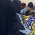 Cliente recurre a barrabrava para reclamar cambio de televisor en shopping