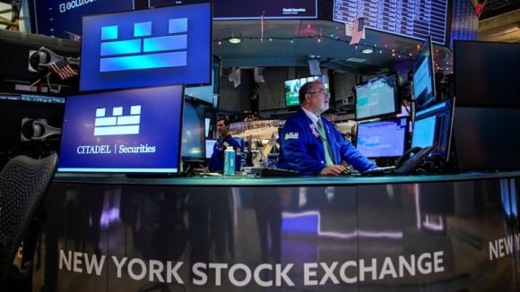 El riesgo país alcanza los 633 puntos, mientras las acciones argentinas caen en Wall Street
