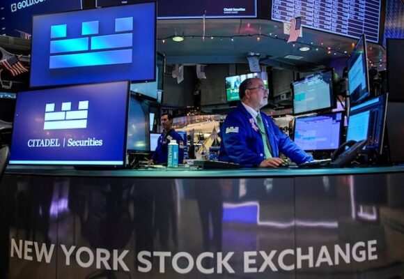 El riesgo país alcanza los 633 puntos, mientras las acciones argentinas caen en Wall Street